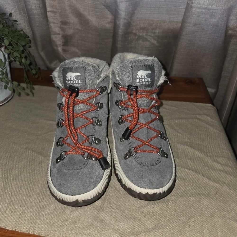 Sorel Kids  size 4 Boots in Gray suede with Orange Accents